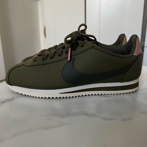 Women's Classic Cortez Leather Olive Canvas/Sequoia-Metallic Bronze Size 6.5